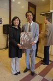 中国驻圣彼得堡文化领事毕立平接受赠书